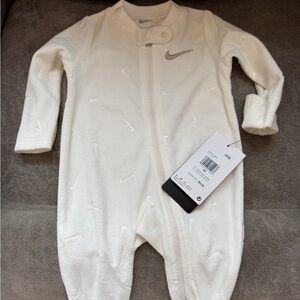 Nike Essentials Footed Coverall
3m
Ivory
NWT